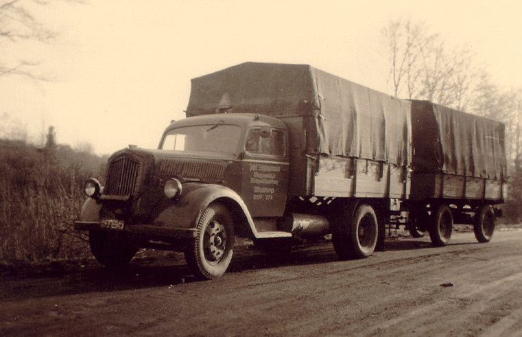 alter LKW mit Anhänger