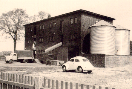Mühlengebäude mit Getreidesilos und LKW in den 70er Jahren